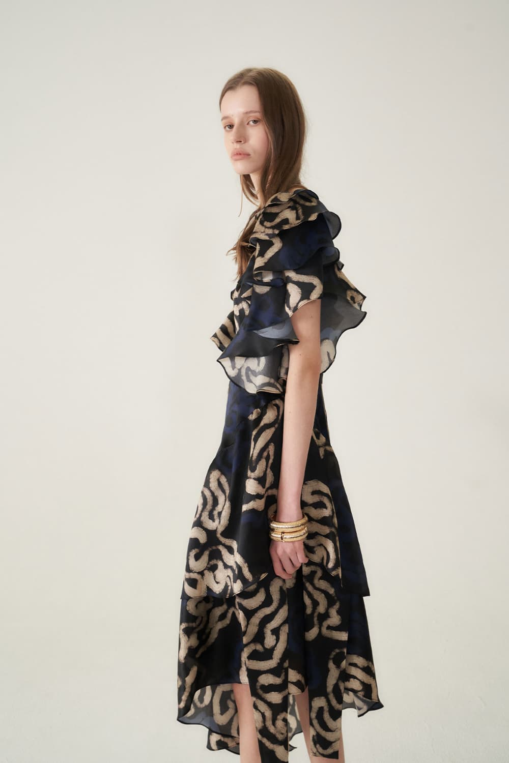 [CAHIERS 26SS] Art Graphic Satin Silk Asymmetric Flare Dress — vue 14
