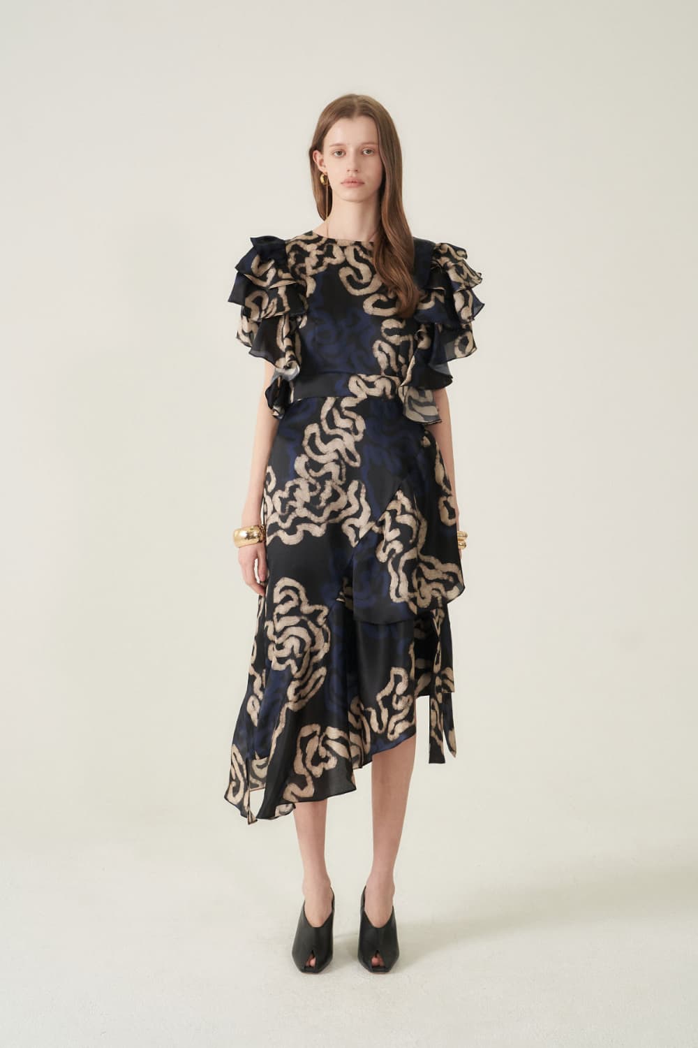 [CAHIERS 26SS] Art Graphic Satin Silk Asymmetric Flare Dress — vue 17