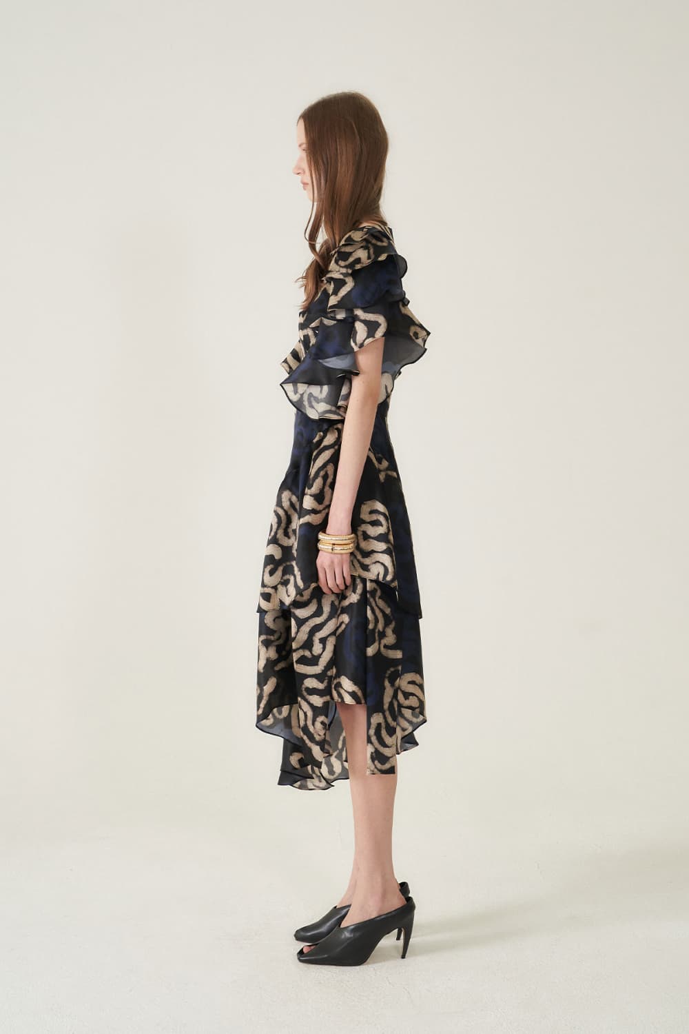 [CAHIERS 26SS] Art Graphic Satin Silk Asymmetric Flare Dress — vue 18