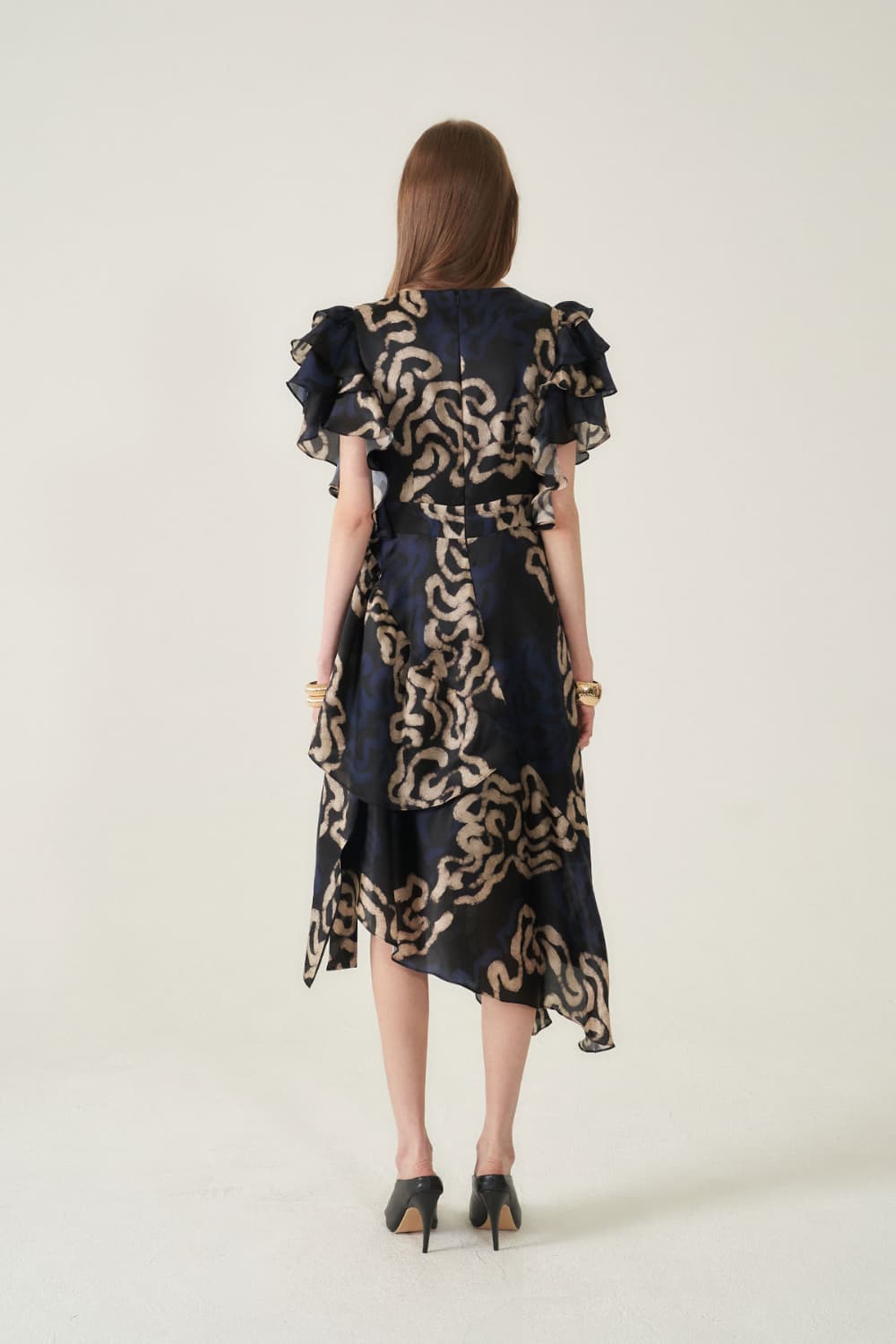 [CAHIERS 26SS] Art Graphic Satin Silk Asymmetric Flare Dress — vue 19