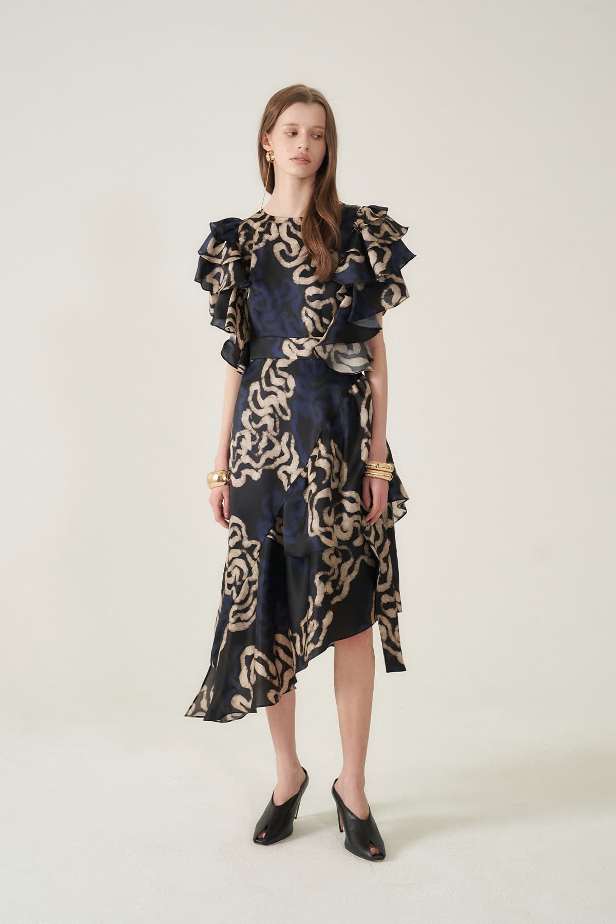 [CAHIERS 26SS] Art Graphic Satin Silk Asymmetric Flare Dress — vue 3