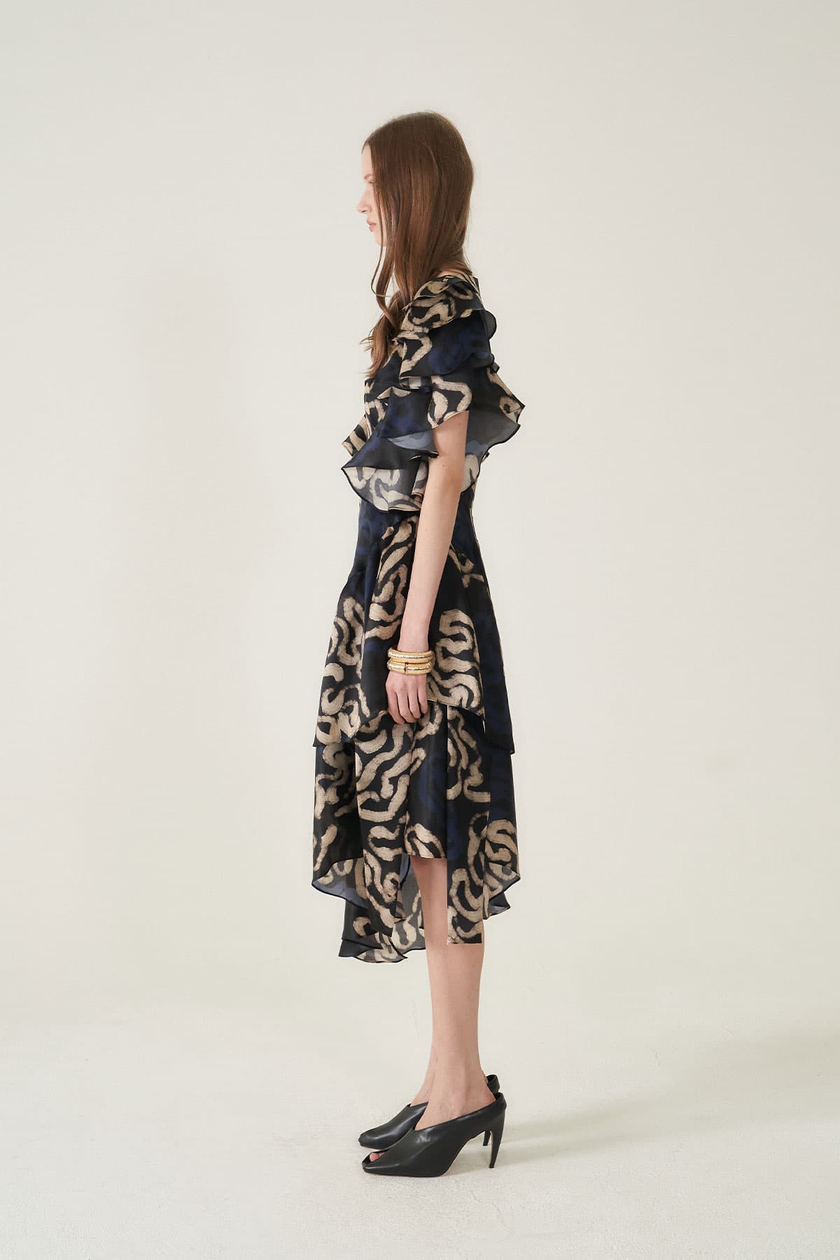 [CAHIERS 26SS] Art Graphic Satin Silk Asymmetric Flare Dress — vue 4