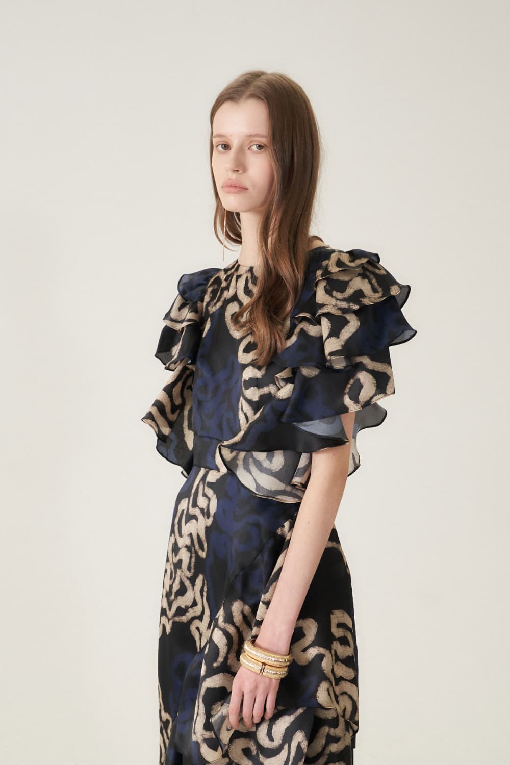 [CAHIERS 26SS] Art Graphic Satin Silk Asymmetric Flare Dress — vue 8