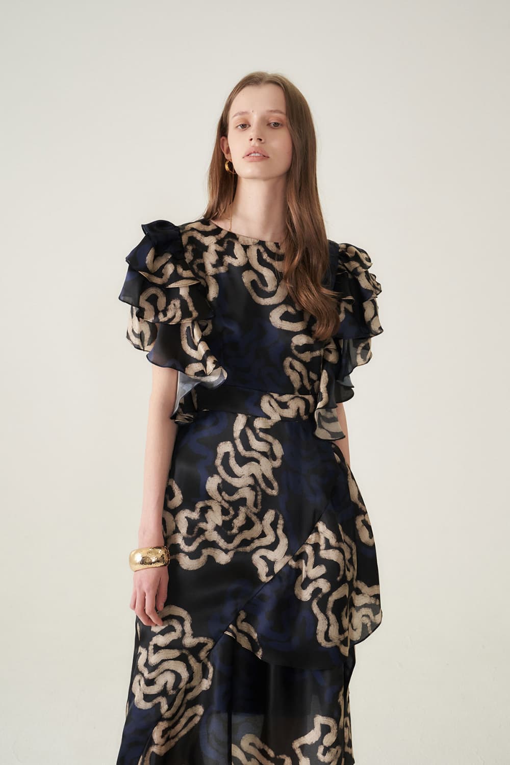 [CAHIERS 26SS] Art Graphic Satin Silk Asymmetric Flare Dress — vue 9