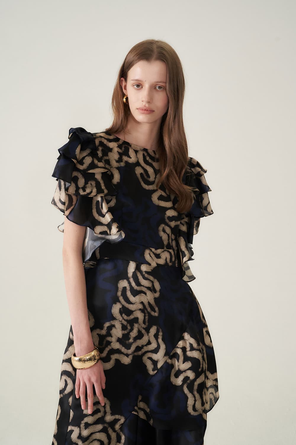 [CAHIERS 26SS] Art Graphic Satin Silk Asymmetric Flare Dress — vue 10