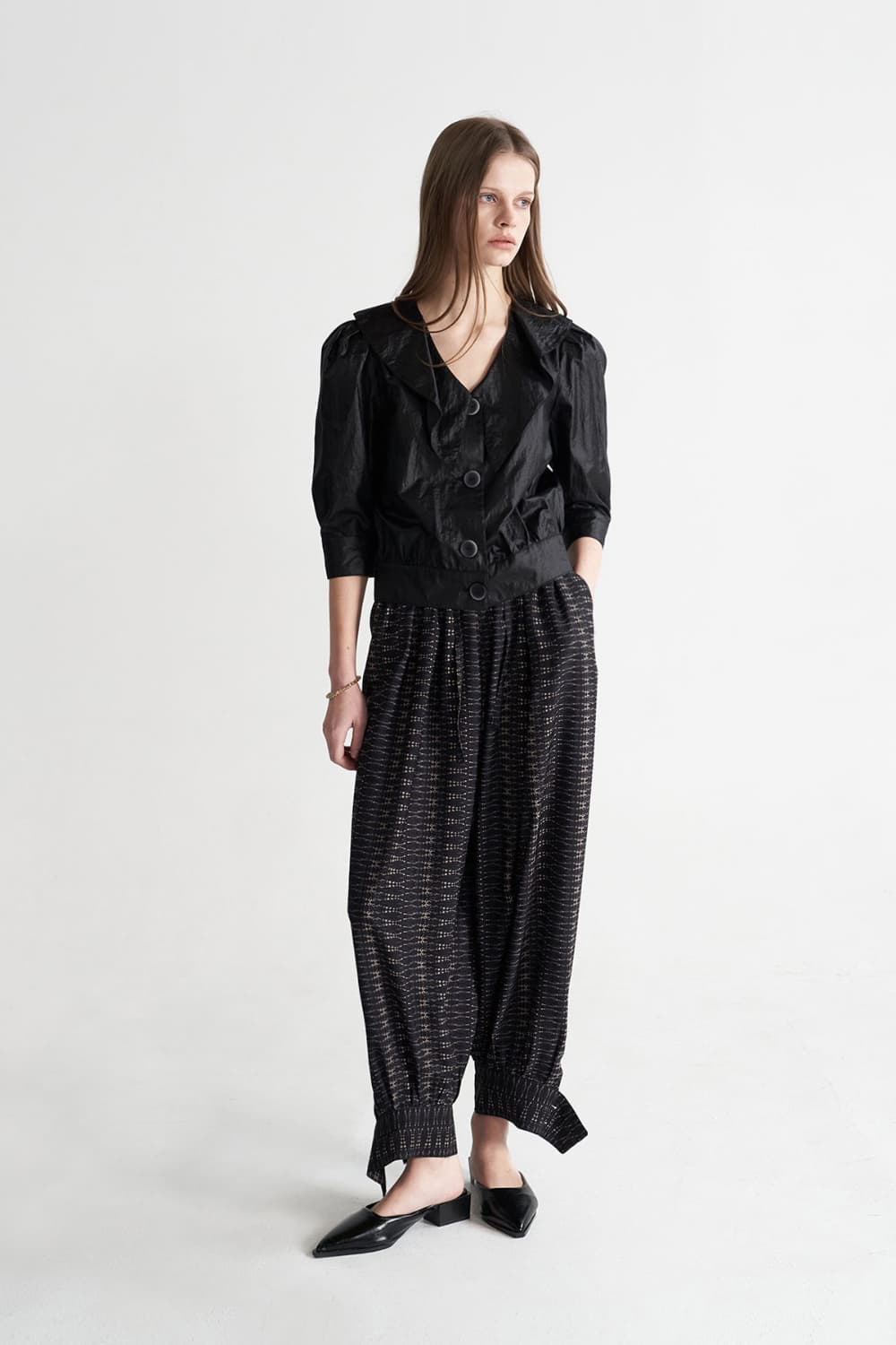 [CAHISIENNE 26SS] Glossy Ruffle Collar Volume Short Jacket — vue 12