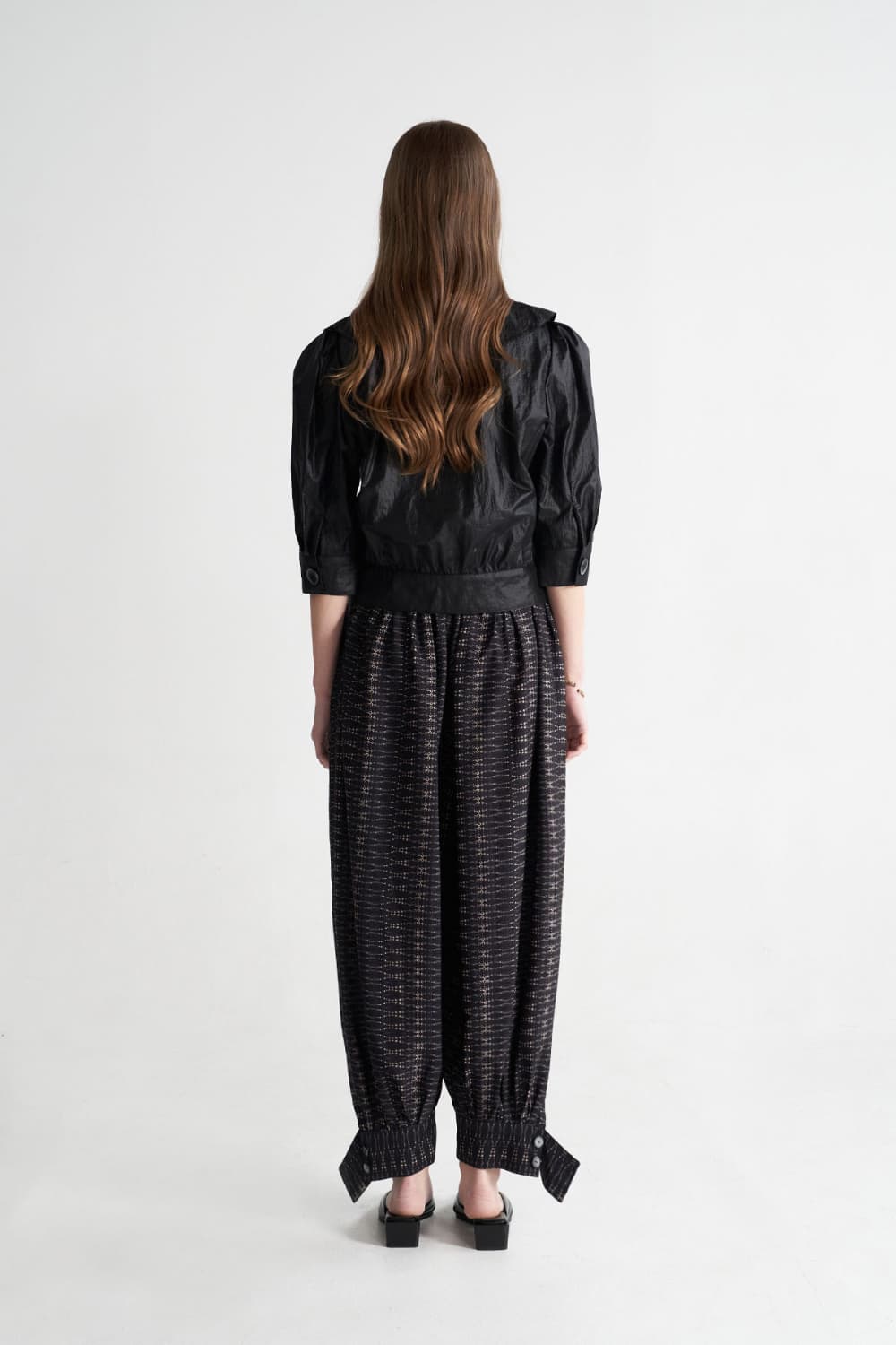 [CAHISIENNE 26SS] Glossy Ruffle Collar Volume Short Jacket — vue 15