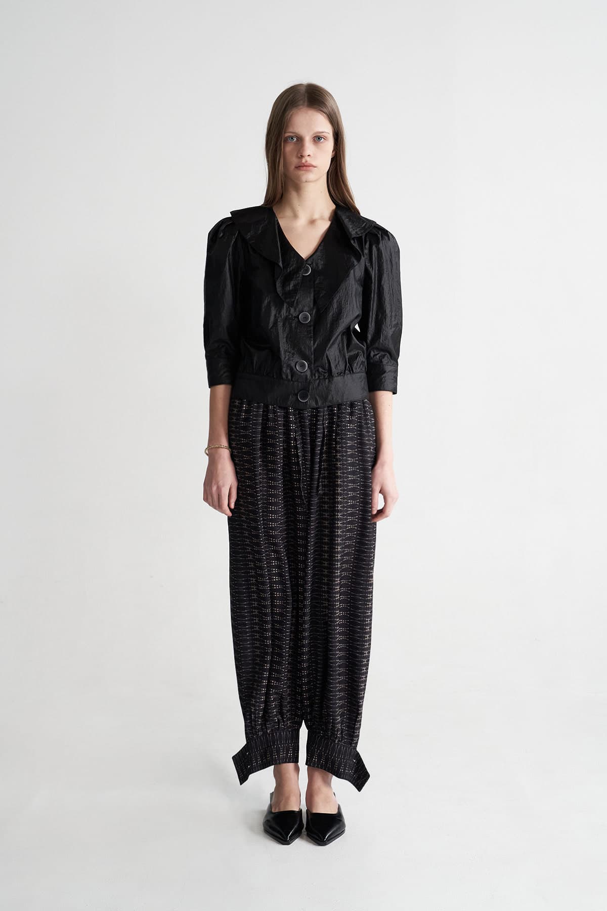 [CAHISIENNE 26SS] Glossy Ruffle Collar Volume Short Jacket — vue 3