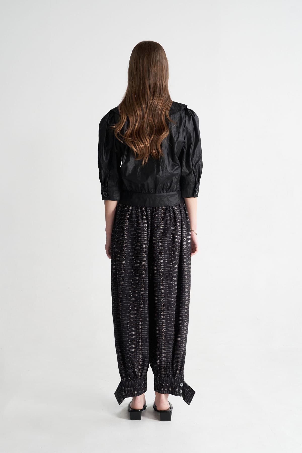 [CAHISIENNE 26SS] Glossy Ruffle Collar Volume Short Jacket — vue 5