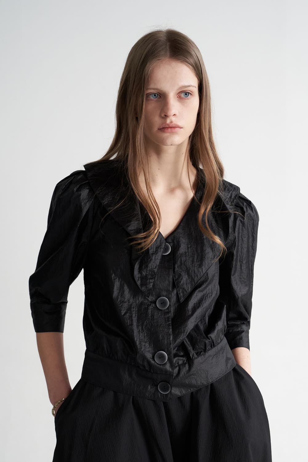 [CAHISIENNE 26SS] Glossy Ruffle Collar Volume Short Jacket — vue 7