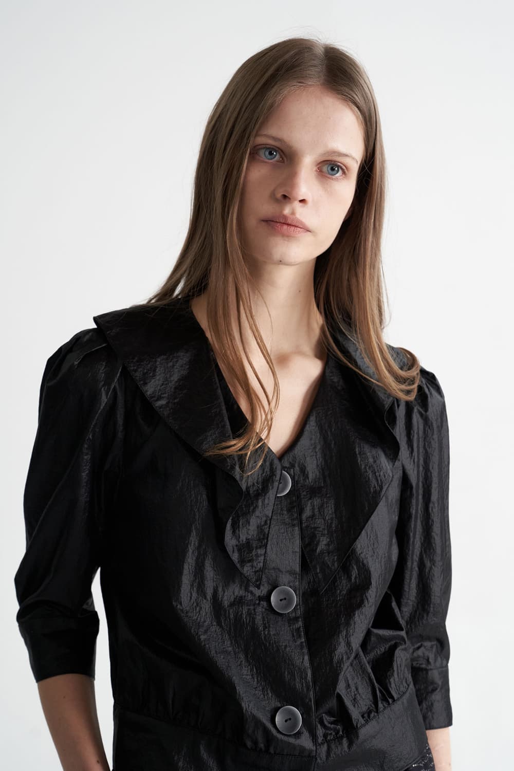 [CAHISIENNE 26SS] Glossy Ruffle Collar Volume Short Jacket — vue 8