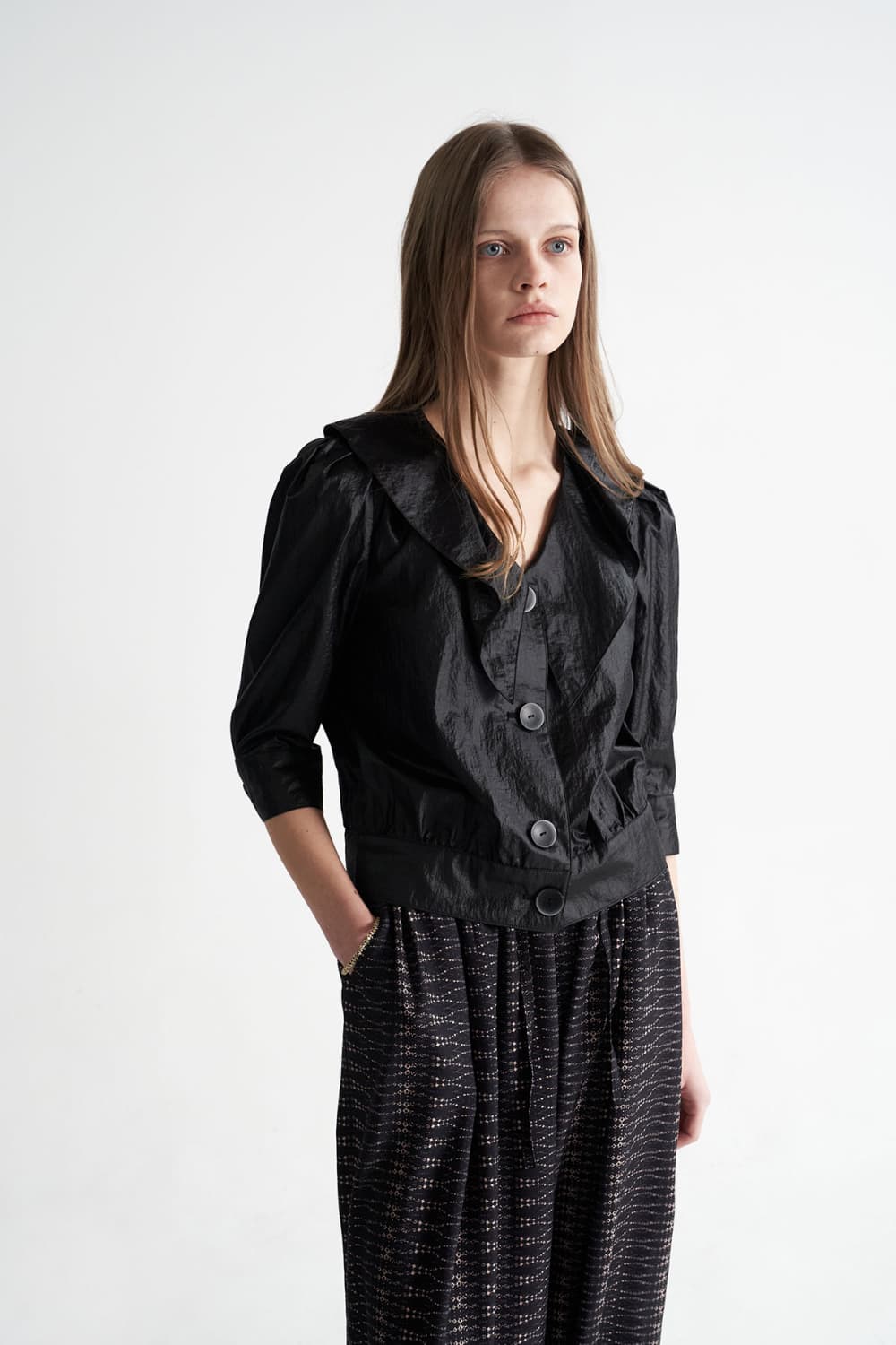 [CAHISIENNE 26SS] Glossy Ruffle Collar Volume Short Jacket — vue 9