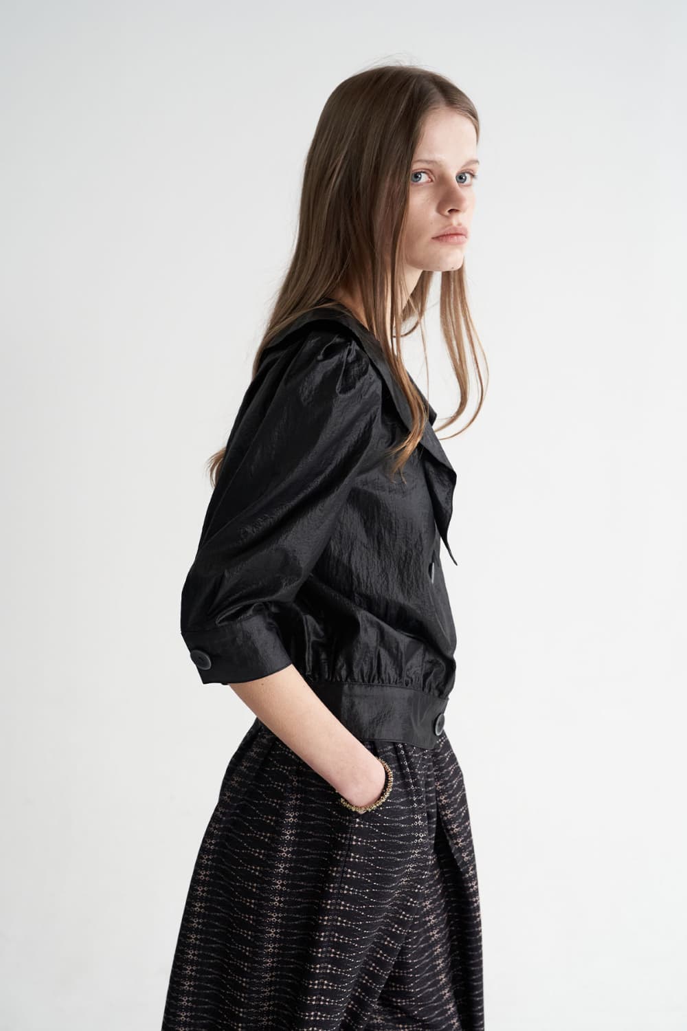 [CAHISIENNE 26SS] Glossy Ruffle Collar Volume Short Jacket — vue 10