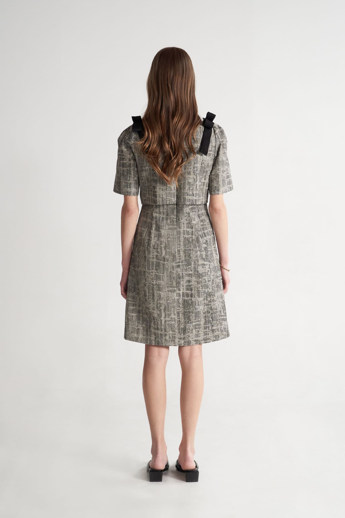 [CAHISIENNE 26SS] Black & Gray Mixed Denim Square-Neck Ribbon Dress — vue 5