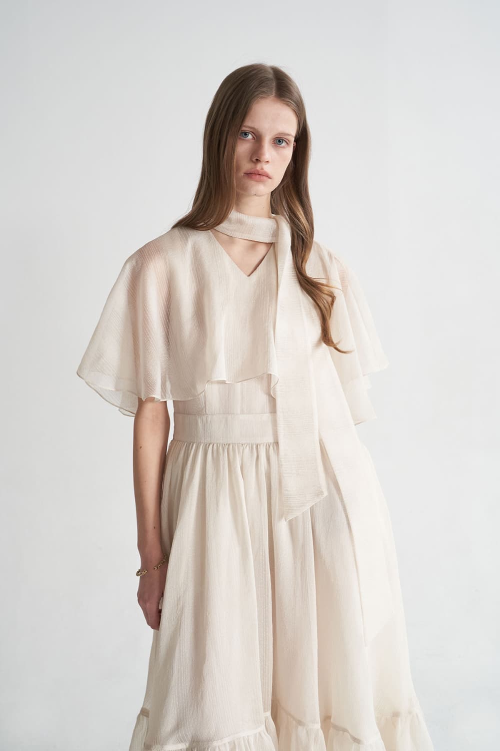 [CAHISIENNE 26SS] Structural Cape V-Neck Long Dress — vue 11