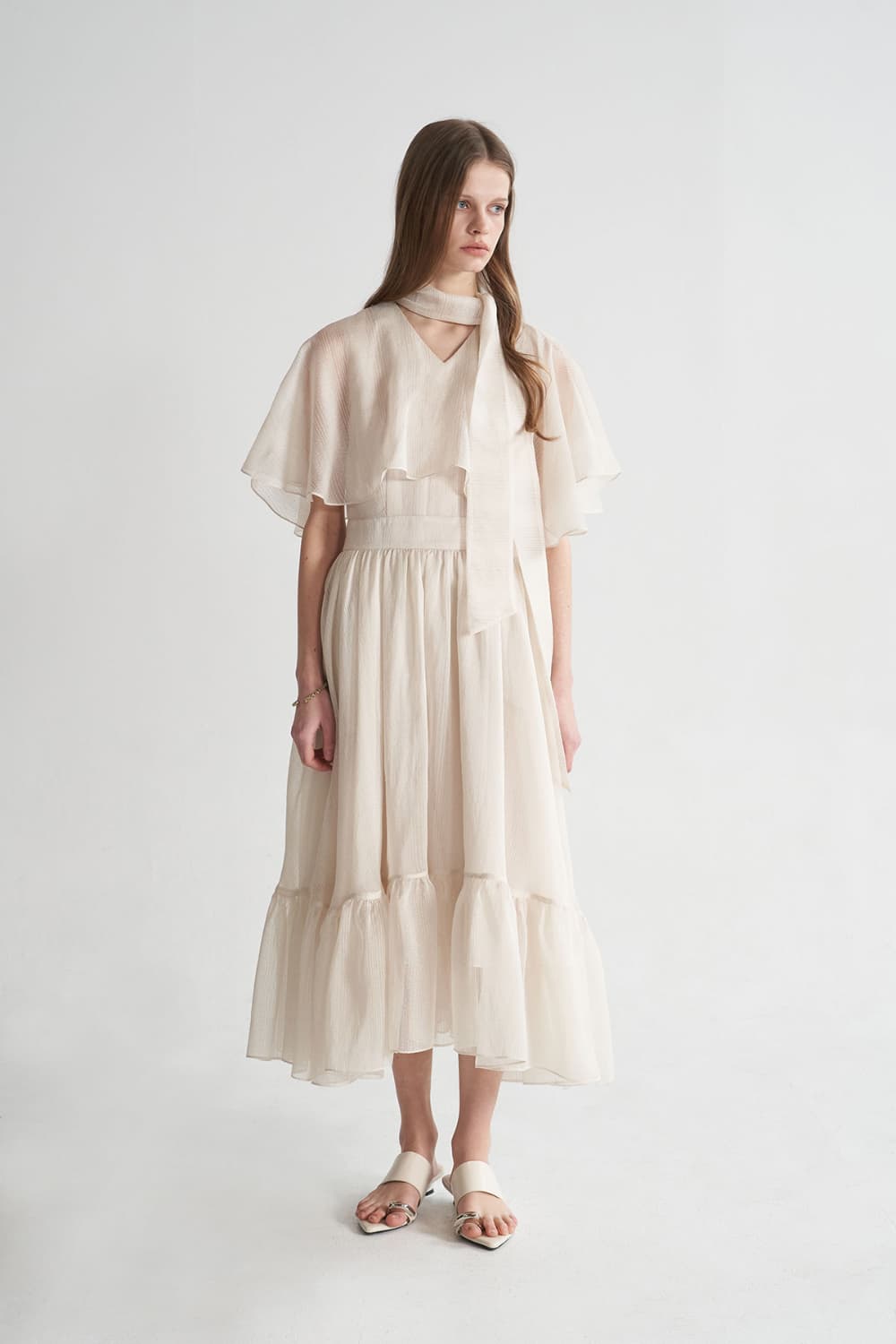[CAHISIENNE 26SS] Structural Cape V-Neck Long Dress — vue 14