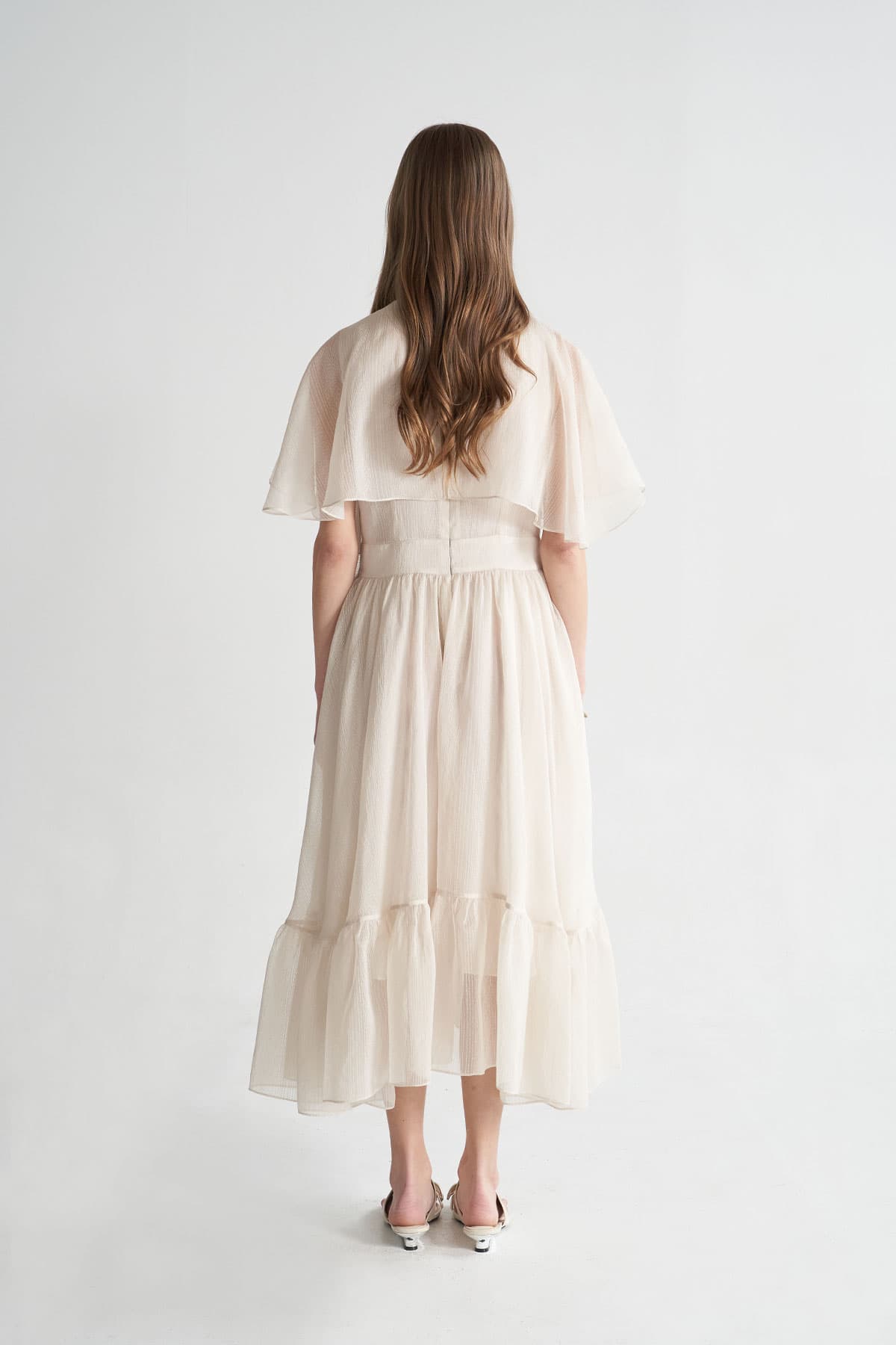 [CAHISIENNE 26SS] Structural Cape V-Neck Long Dress — vue 4