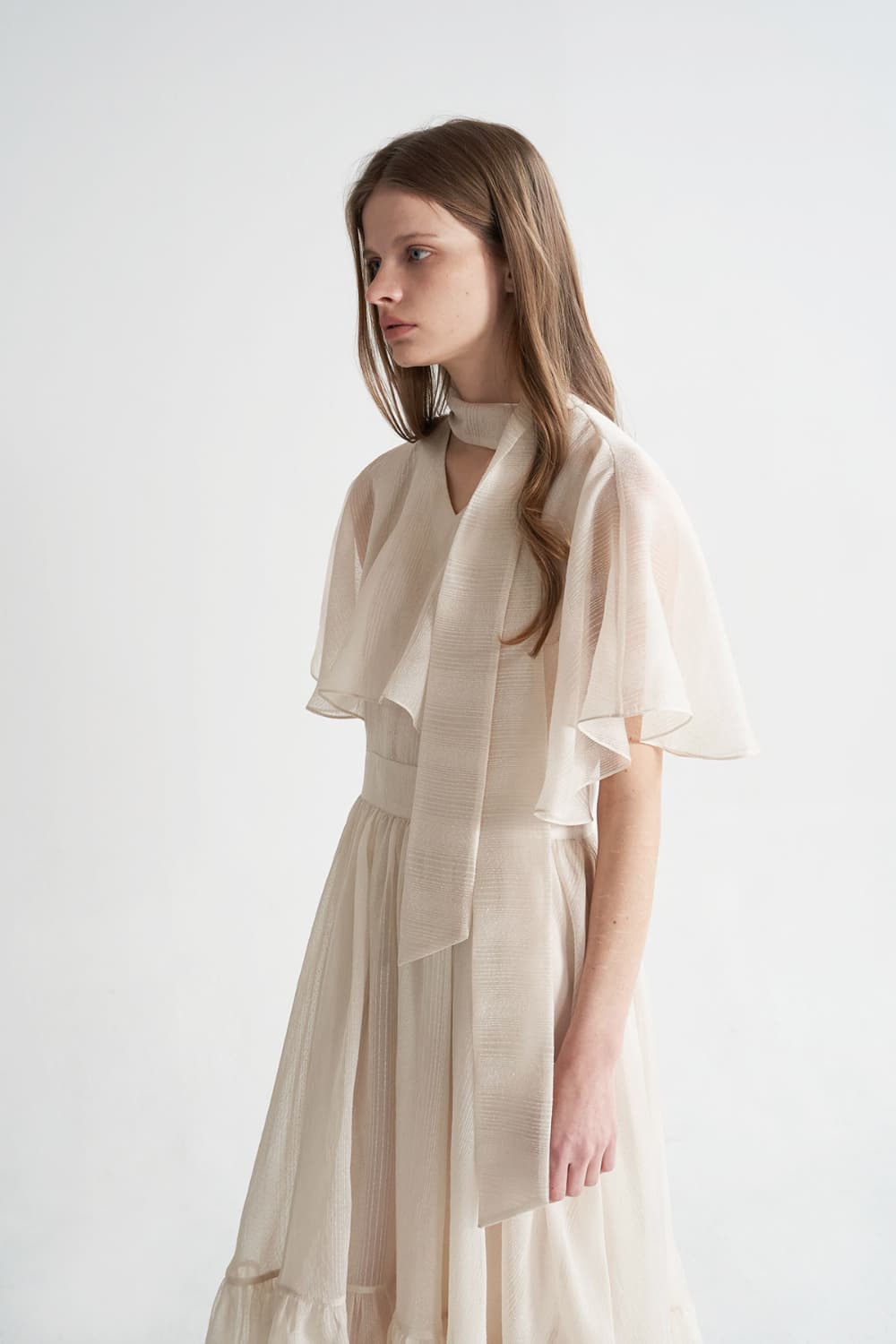 [CAHISIENNE 26SS] Structural Cape V-Neck Long Dress — vue 9