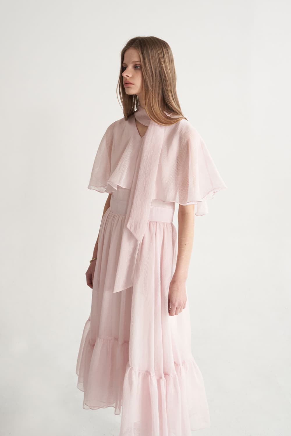 [CAHISIENNE 26SS] Structural Cape V-Neck Long Dress (Pink) — vue 11
