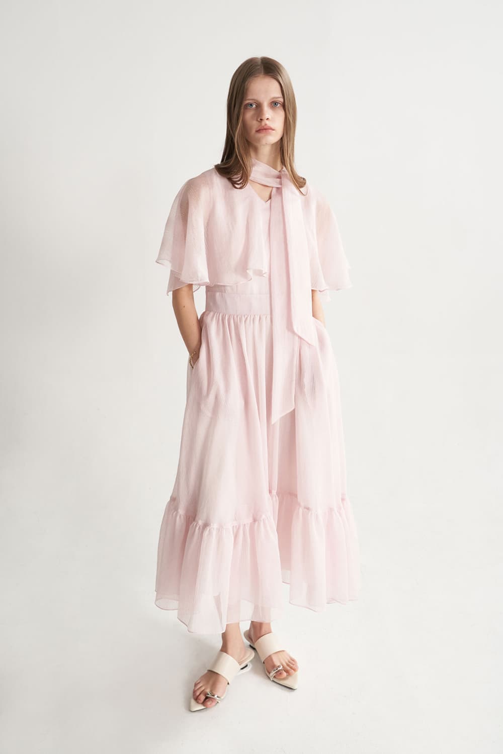 [CAHISIENNE 26SS] Structural Cape V-Neck Long Dress (Pink) — vue 12