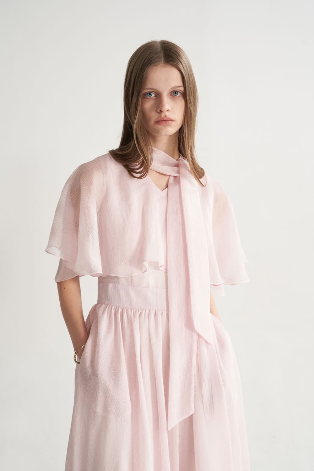 [CAHISIENNE 26SS] Structural Cape V-Neck Long Dress (Pink) — vue 8