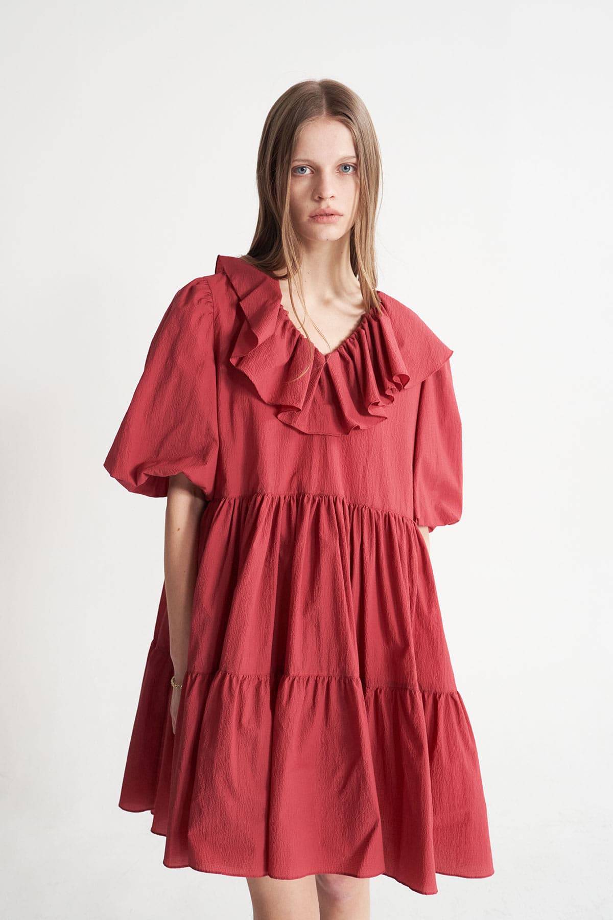 [CAHISIENNE 26SS] Frill Collar Loose-Fit Tiered Dress (Red) — vue 2