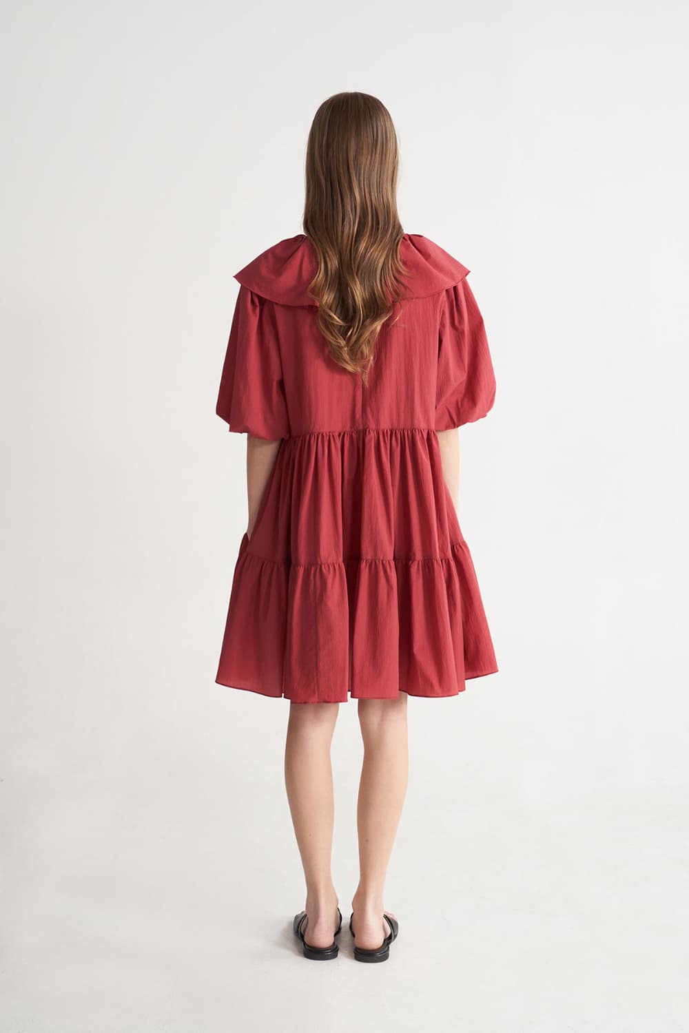 [CAHISIENNE 26SS] Frill Collar Loose-Fit Tiered Dress (Red) — vue 13