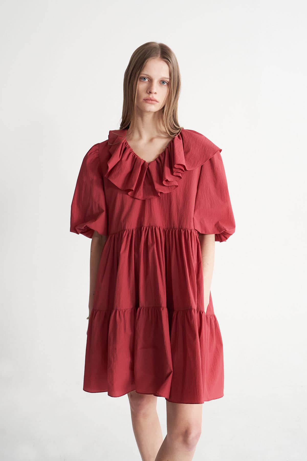 [CAHISIENNE 26SS] Frill Collar Loose-Fit Tiered Dress (Red) — vue 3