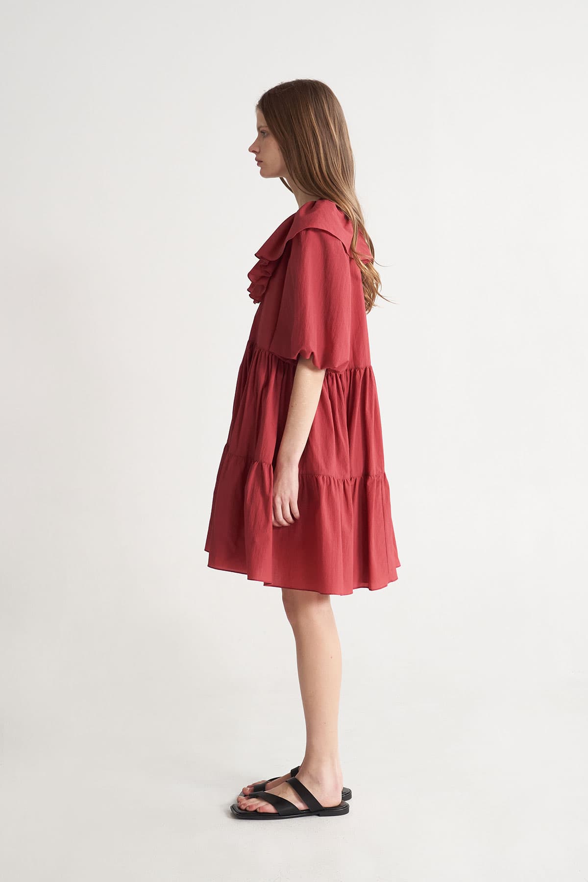[CAHISIENNE 26SS] Frill Collar Loose-Fit Tiered Dress (Red) — vue 4