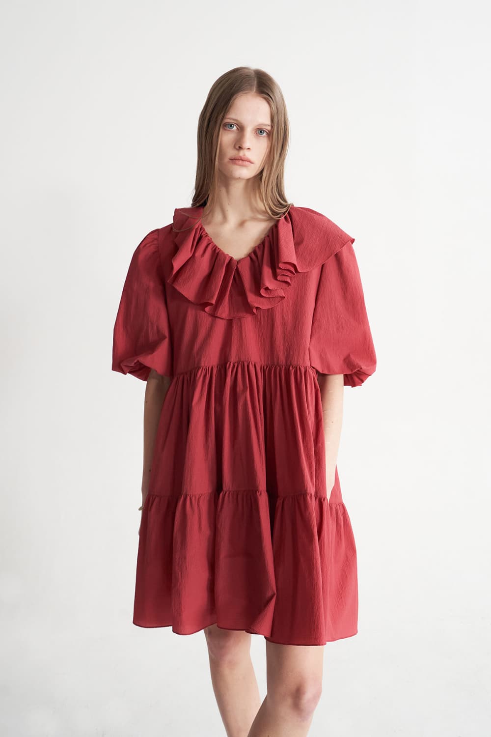 [CAHISIENNE 26SS] Frill Collar Loose-Fit Tiered Dress (Red) — vue 8