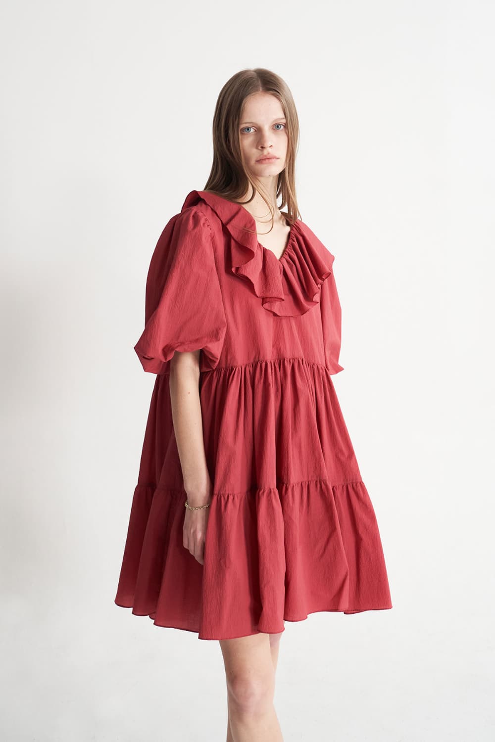 [CAHISIENNE 26SS] Frill Collar Loose-Fit Tiered Dress (Red) — vue 9