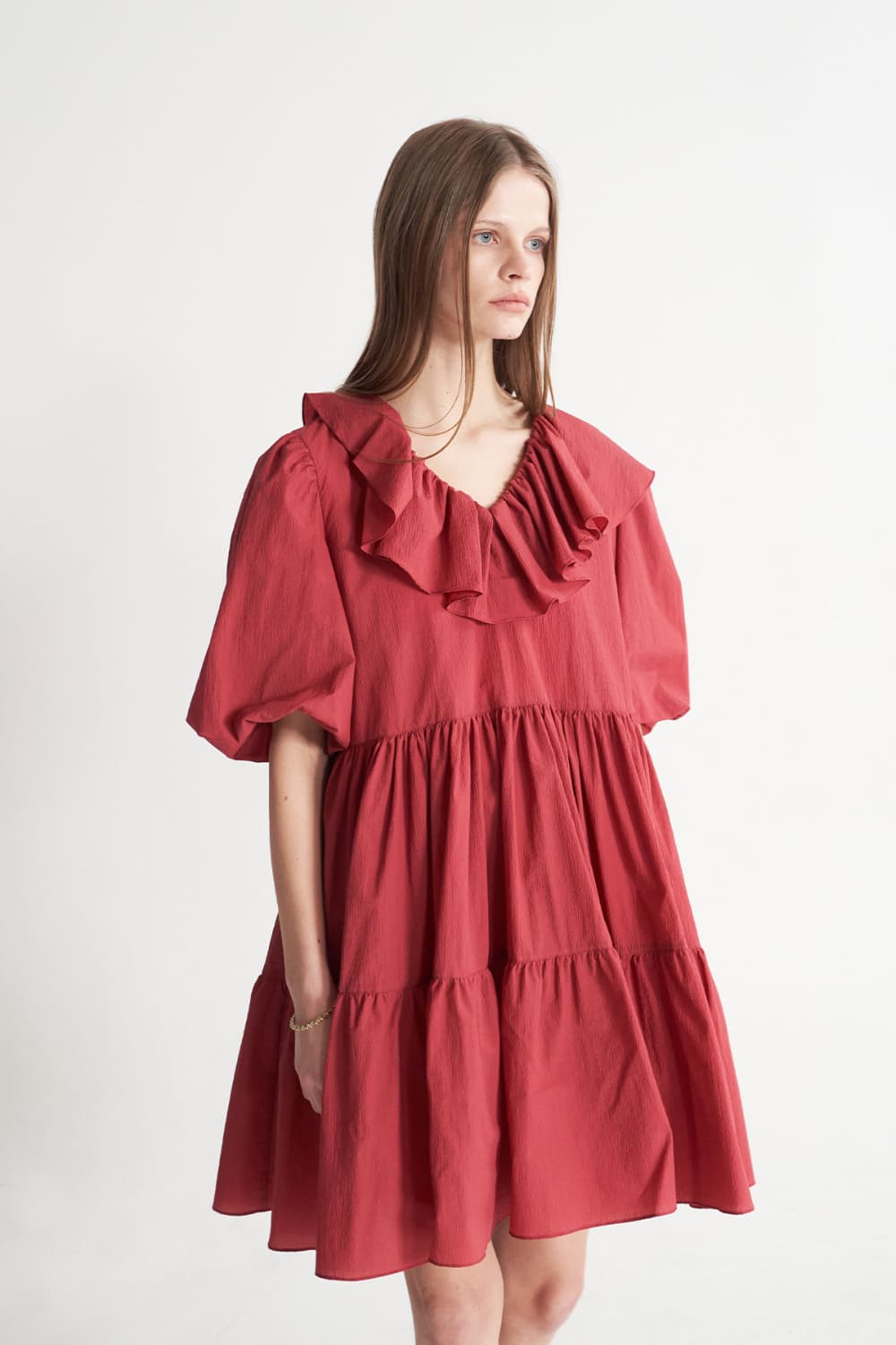 [CAHISIENNE 26SS] Frill Collar Loose-Fit Tiered Dress (Red) — vue 10