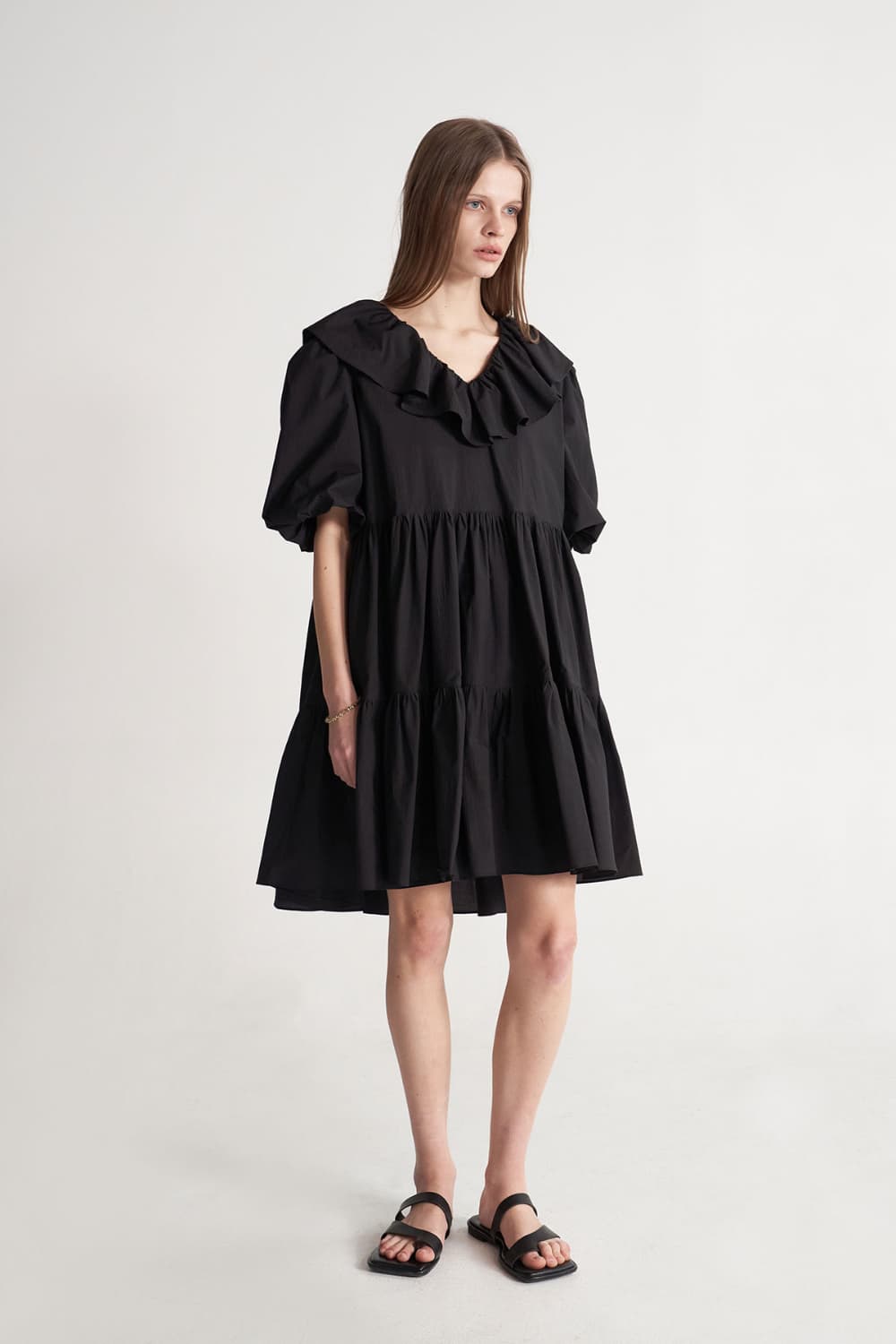 [CAHISIENNE 26SS] Frill Collar Loose-Fit Tiered Dress (Black) — vue 11