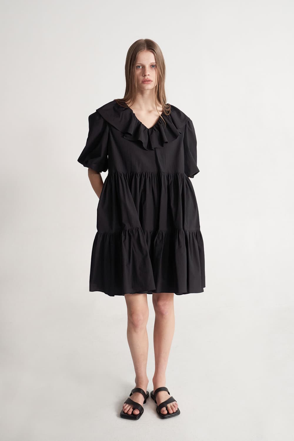 [CAHISIENNE 26SS] Frill Collar Loose-Fit Tiered Dress (Black) — vue 12