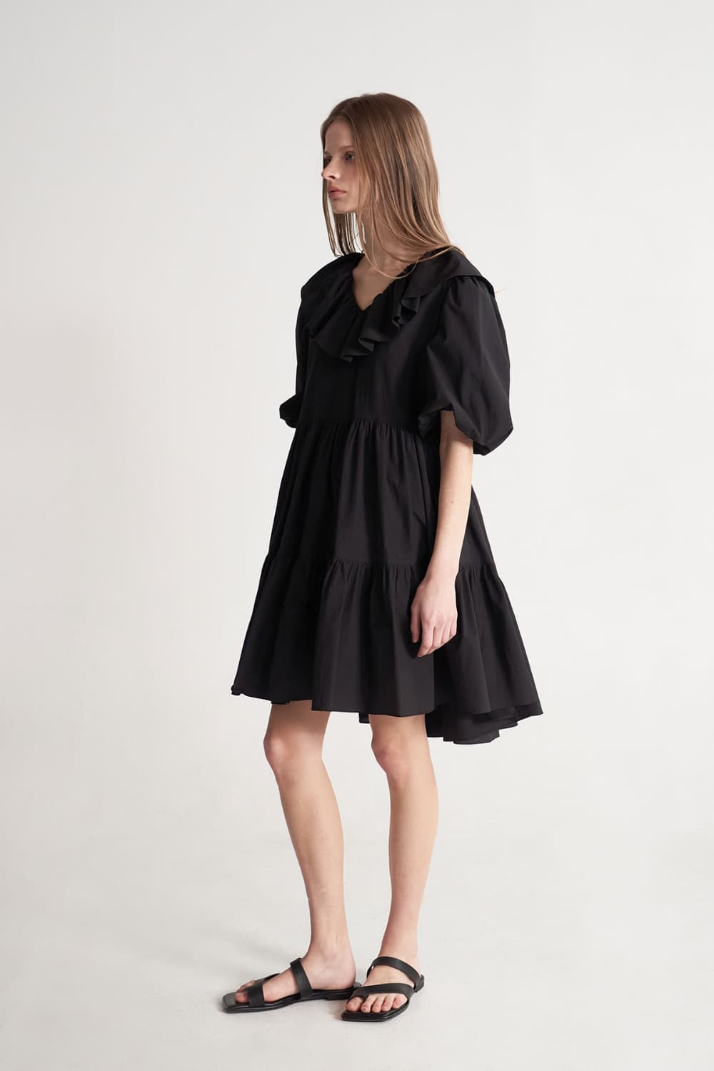 [CAHISIENNE 26SS] Frill Collar Loose-Fit Tiered Dress (Black) — vue 13