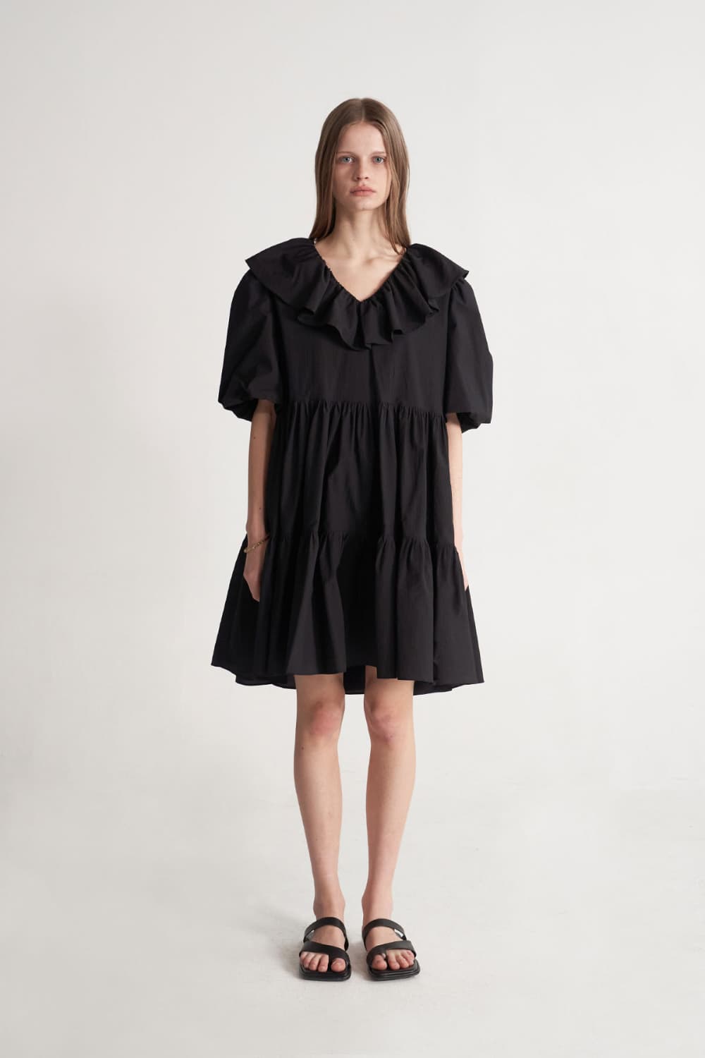 [CAHISIENNE 26SS] Frill Collar Loose-Fit Tiered Dress (Black) — vue 14
