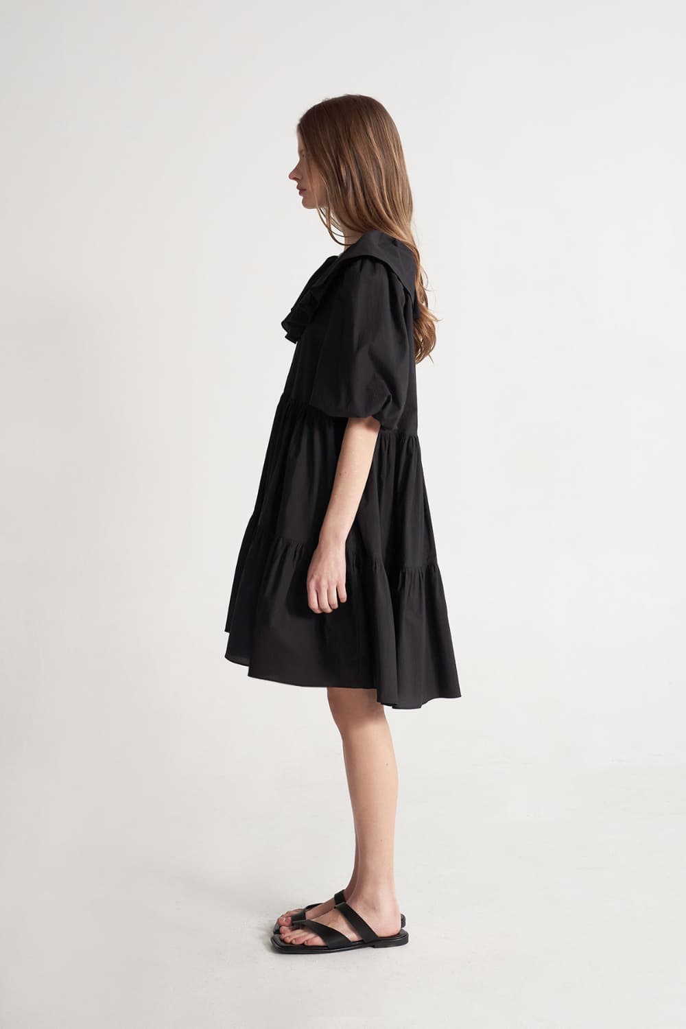 [CAHISIENNE 26SS] Frill Collar Loose-Fit Tiered Dress (Black) — vue 15