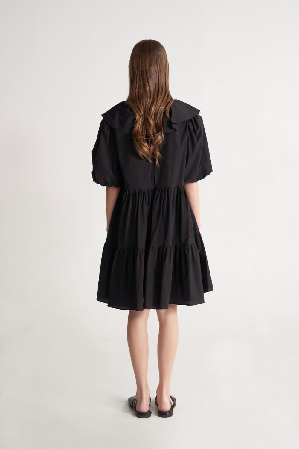 [CAHISIENNE 26SS] Frill Collar Loose-Fit Tiered Dress (Black) — vue 16