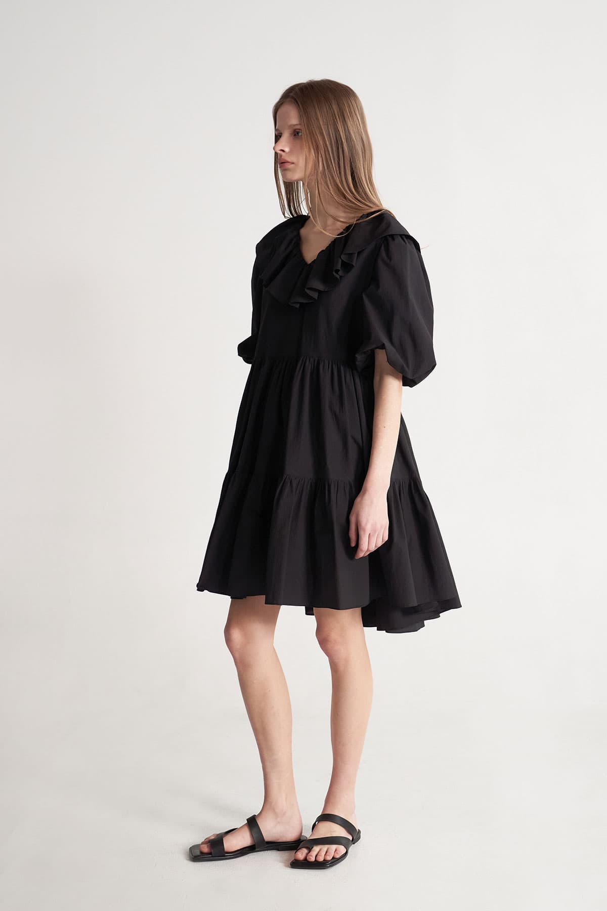 [CAHISIENNE 26SS] Frill Collar Loose-Fit Tiered Dress (Black) — vue 3