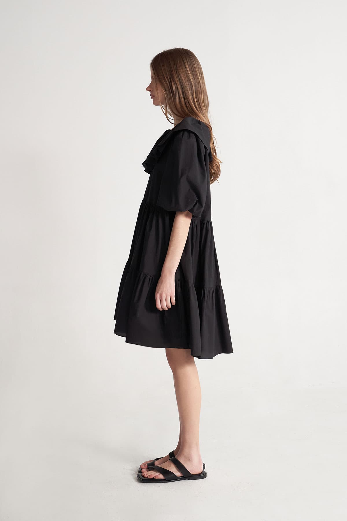 [CAHISIENNE 26SS] Frill Collar Loose-Fit Tiered Dress (Black) — vue 4