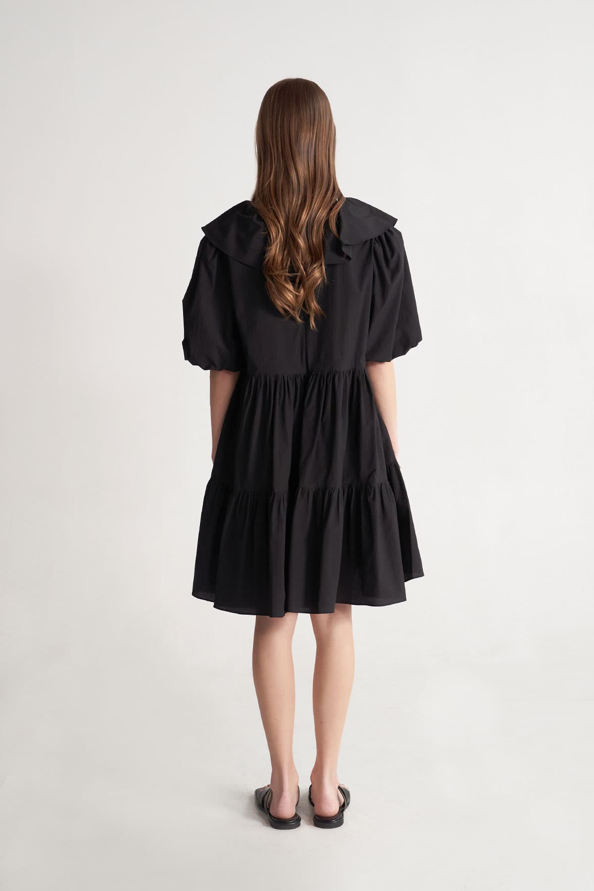[CAHISIENNE 26SS] Frill Collar Loose-Fit Tiered Dress (Black) — vue 5