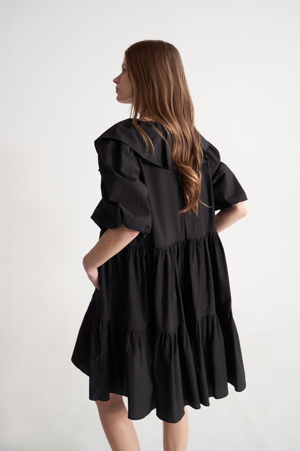 [CAHISIENNE 26SS] Frill Collar Loose-Fit Tiered Dress (Black) — vue 7