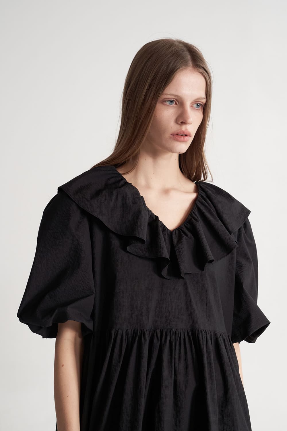 [CAHISIENNE 26SS] Frill Collar Loose-Fit Tiered Dress (Black) — vue 8
