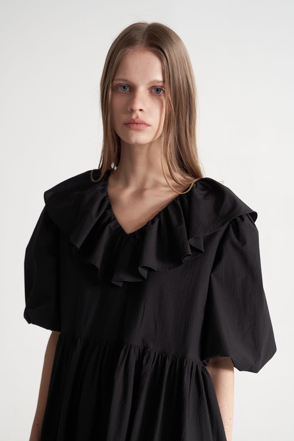 [CAHISIENNE 26SS] Frill Collar Loose-Fit Tiered Dress (Black) — vue 9