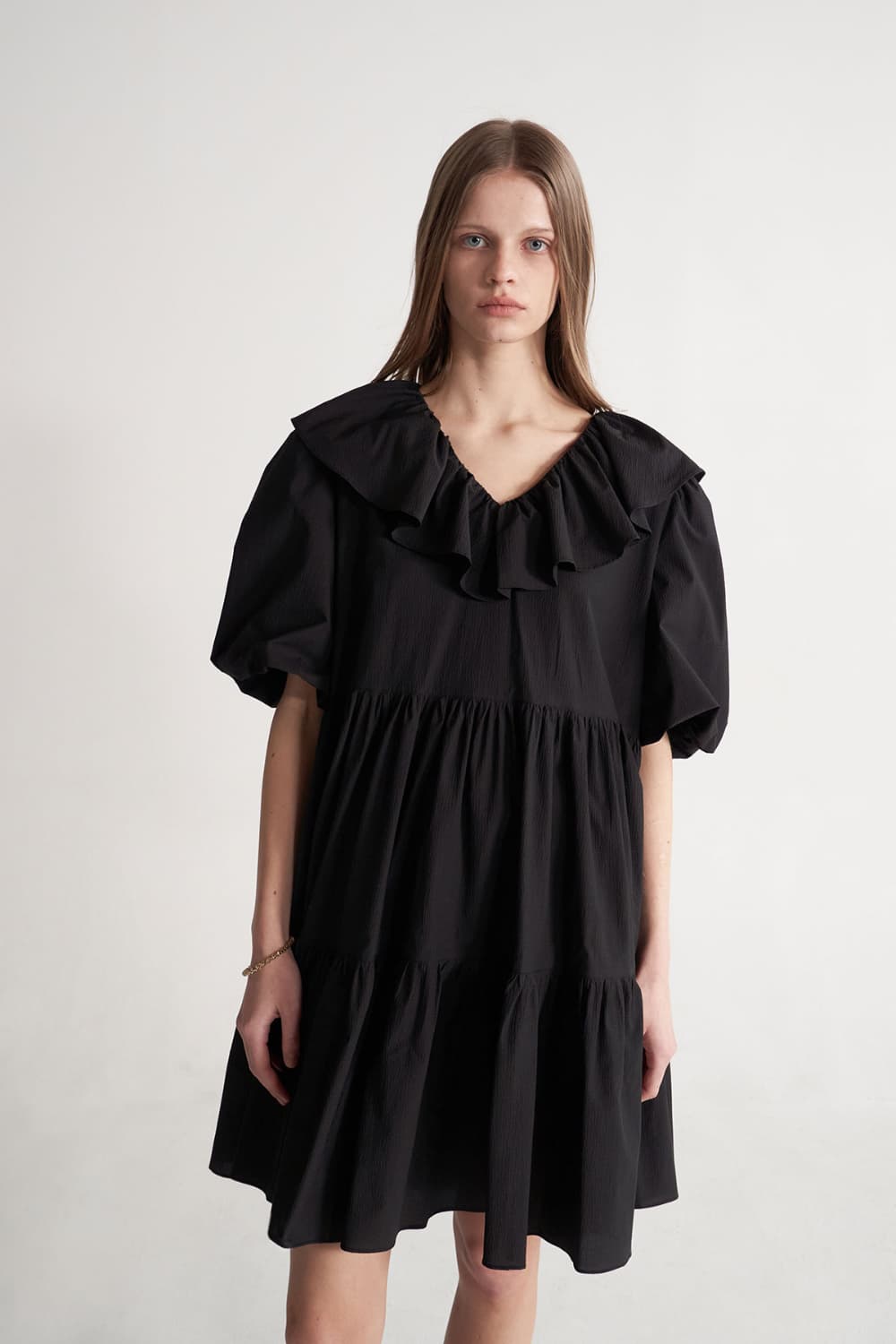 [CAHISIENNE 26SS] Frill Collar Loose-Fit Tiered Dress (Black) — vue 10