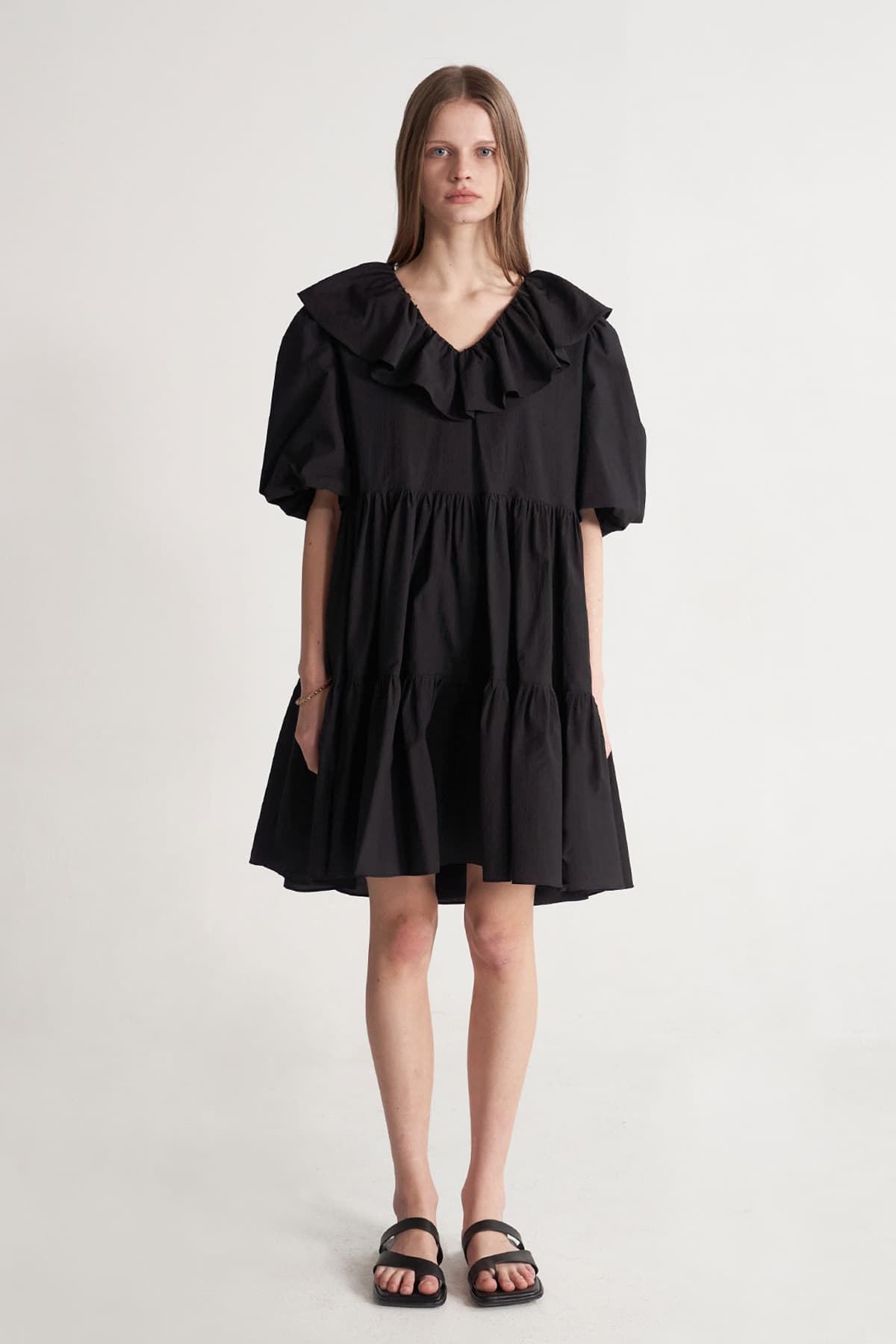 [CAHISIENNE 26SS] Frill Collar Loose-Fit Tiered Dress (Black) — vue 1