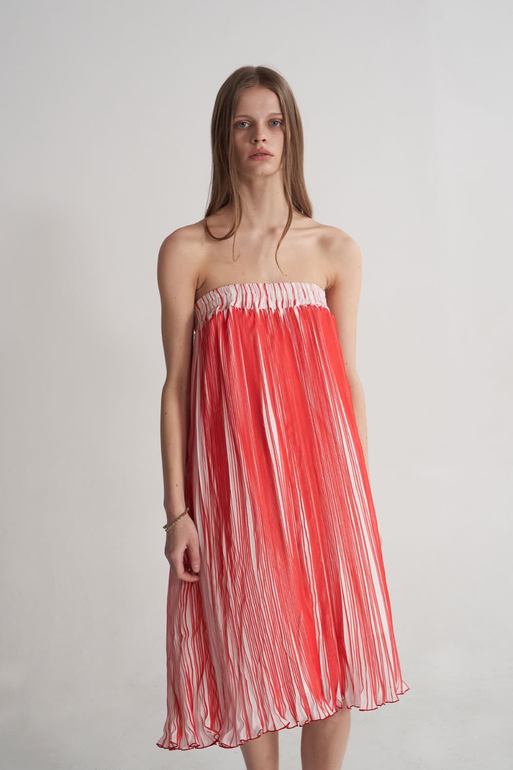 [CAHISIENNE 26SS] Red & White Pleated Off-Shoulder Banded Dress — vue 11