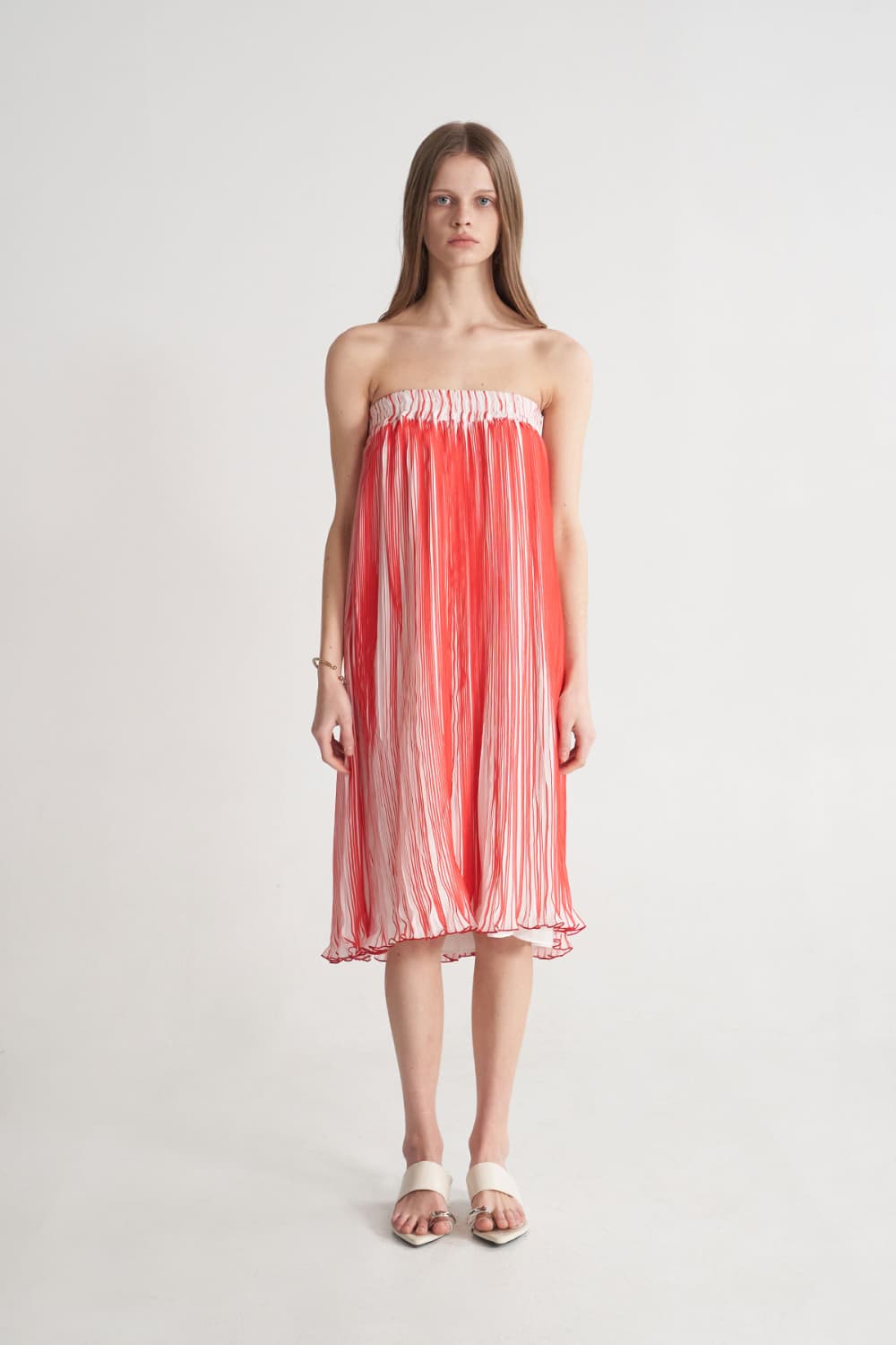 [CAHISIENNE 26SS] Red & White Pleated Off-Shoulder Banded Dress — vue 13