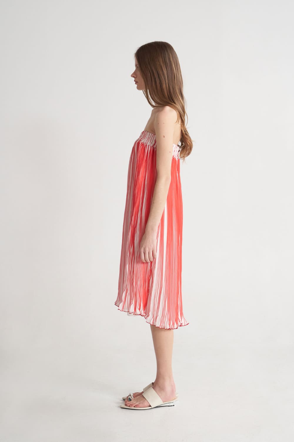 [CAHISIENNE 26SS] Red & White Pleated Off-Shoulder Banded Dress — vue 14