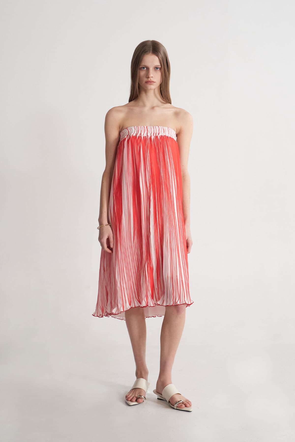 [CAHISIENNE 26SS] Red & White Pleated Off-Shoulder Banded Dress — vue 3